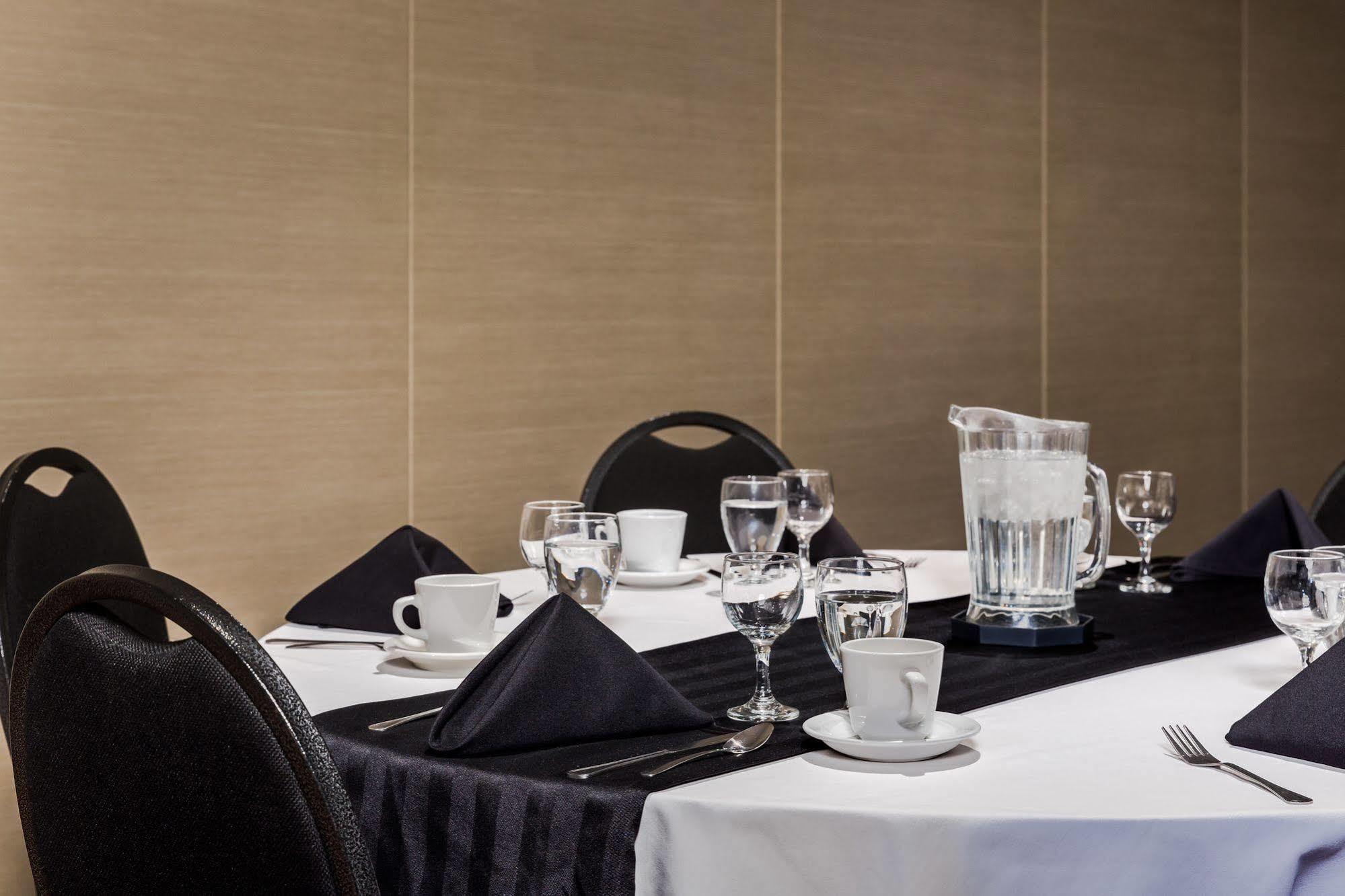 Heritage Inn Hotel&Convention Centre - Moose Jaw Extérieur photo